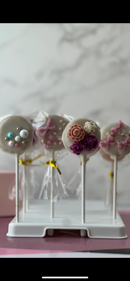 Cake pops decorated with sugar flowers and pearls