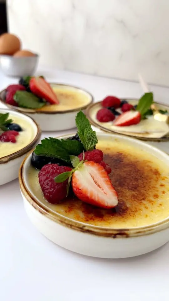 Crème brûlée with strawberries and mint